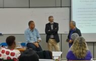 Sr. Hideo Kuwayama prestigiando a aula do Professor Valmir Leôncio - Curso Preparatório 2023